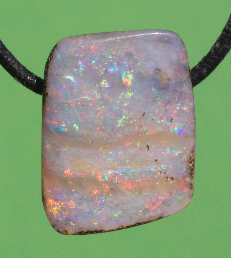 Heller Boulderopal, seitlich gebohrt mit Lederband, Video 