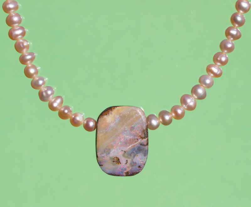 Boulderopal, mit vielen Farben und Süßwasserzuchtperlen
