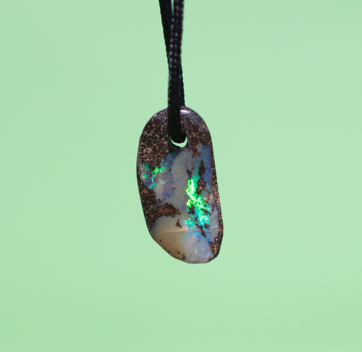 Kleiner Boulderopal-Anhänger, frontal gebohrt mit Lederband                        