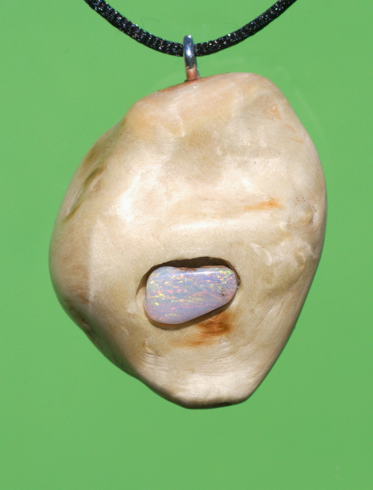 Baumperle von der Pappel mit einem farbenreichen Opal 