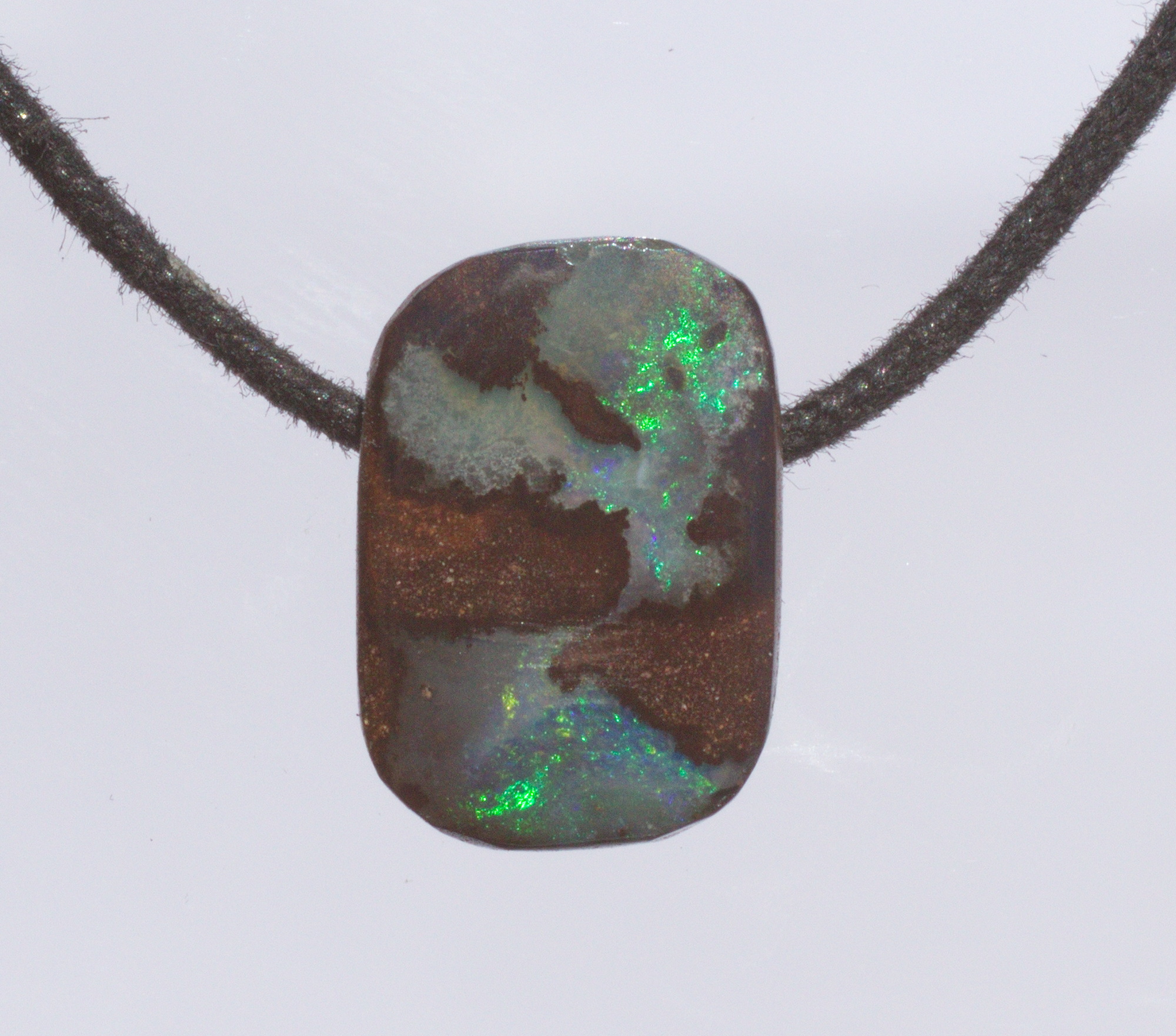 Kleiner brauner Boulderopal-Anhänger, seitlich gebohrt mit Lederband                       