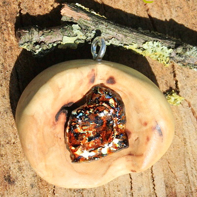 Baumperle vom Apfelbaum mit einem naturbelassenem Opal Baumperle vom Apfelbaum mit einem naturbelassenem Opal
