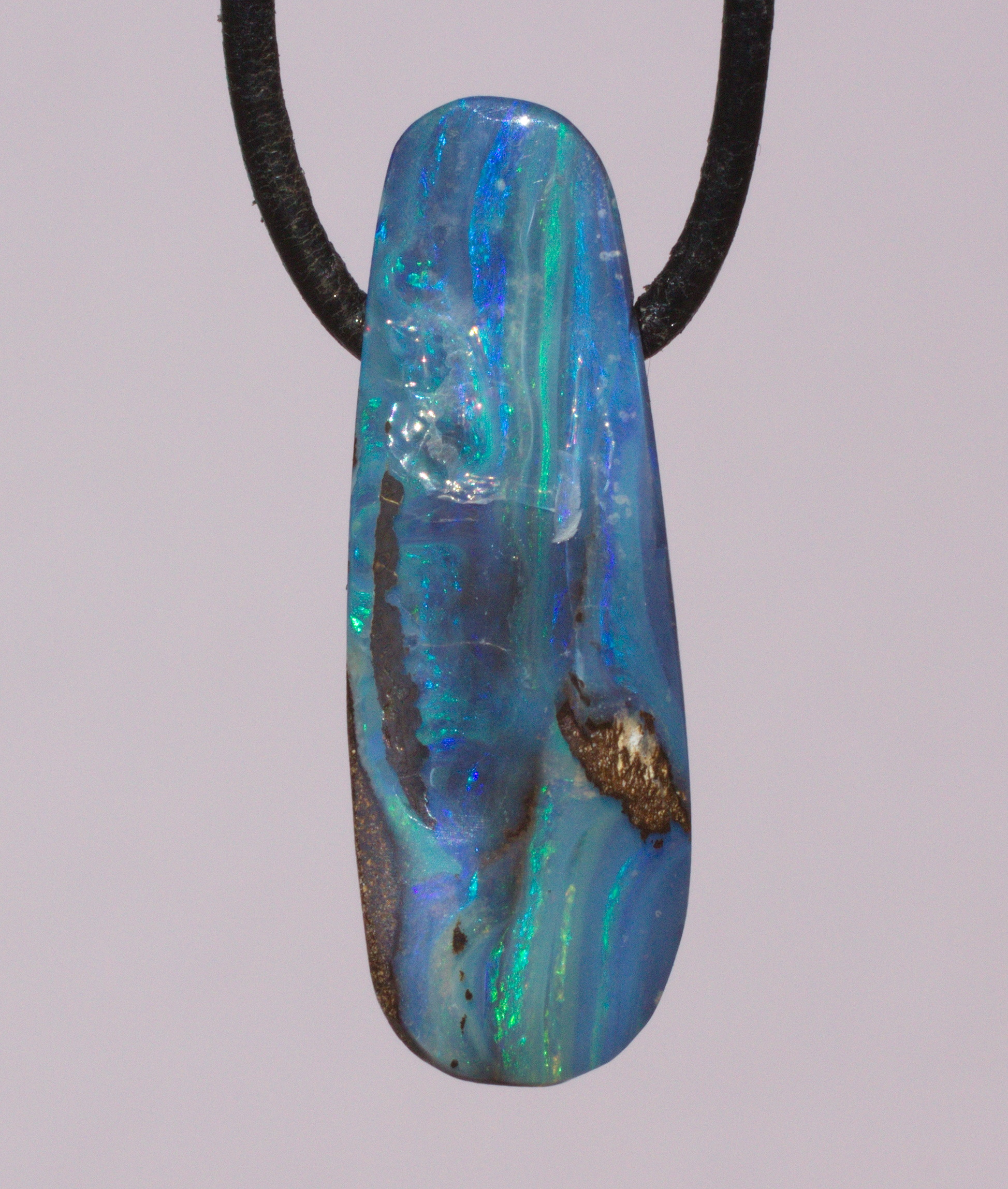 Blauer Boulderopal, seitlich gebohrt mit Lederband 