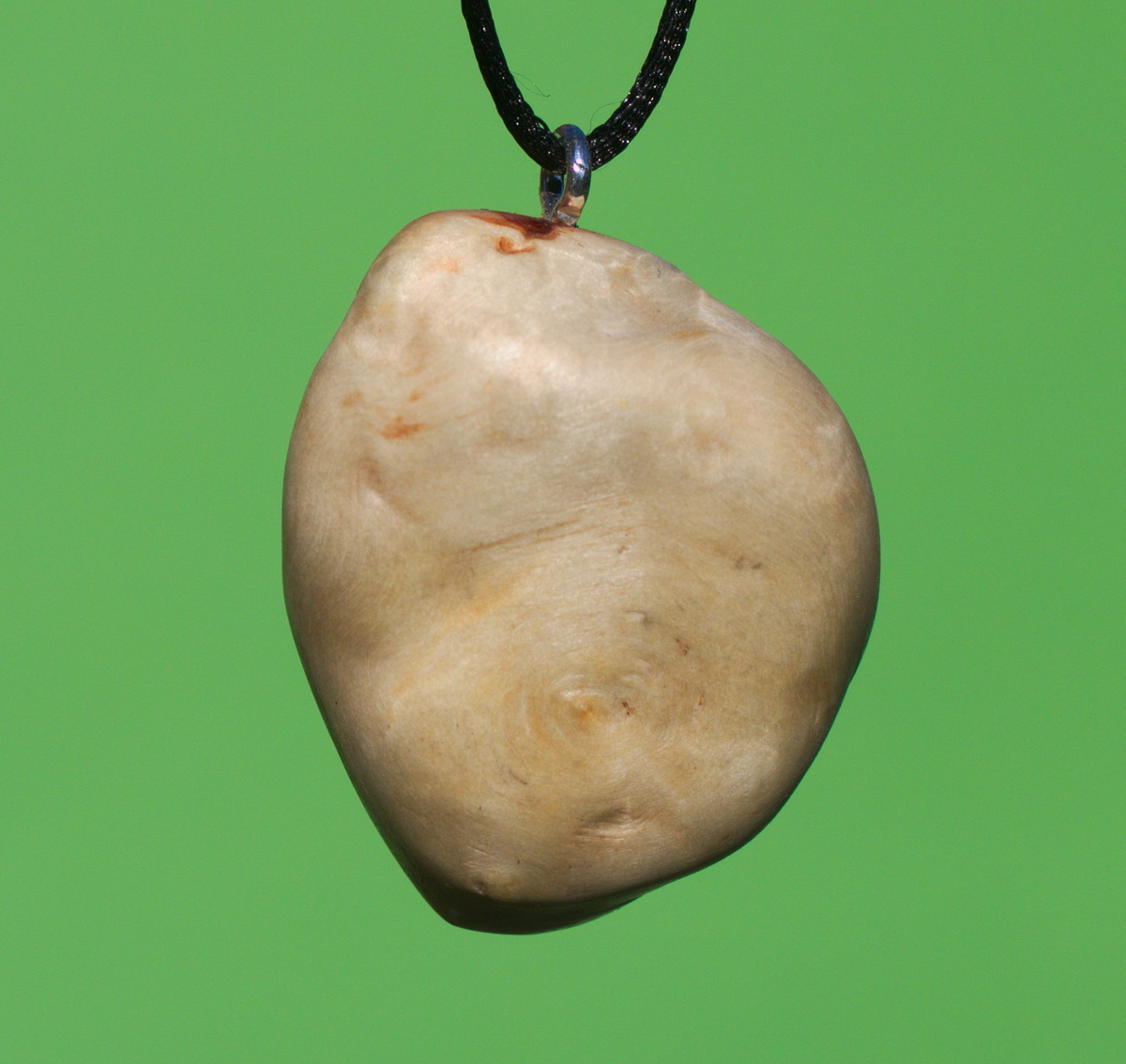 Baumperle von der Pappel mit einem farbenreichen Opal 