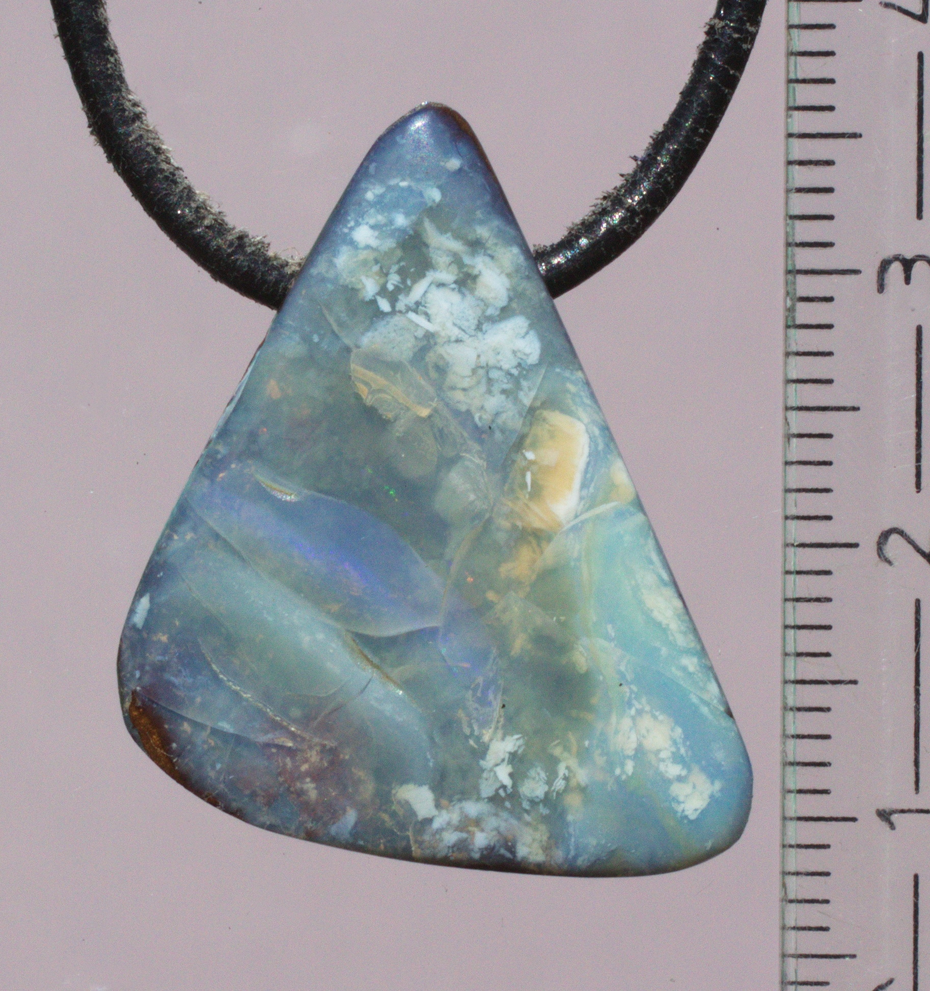 Hellblauer Boulderopal, seitlich gebohrt mit Lederband 