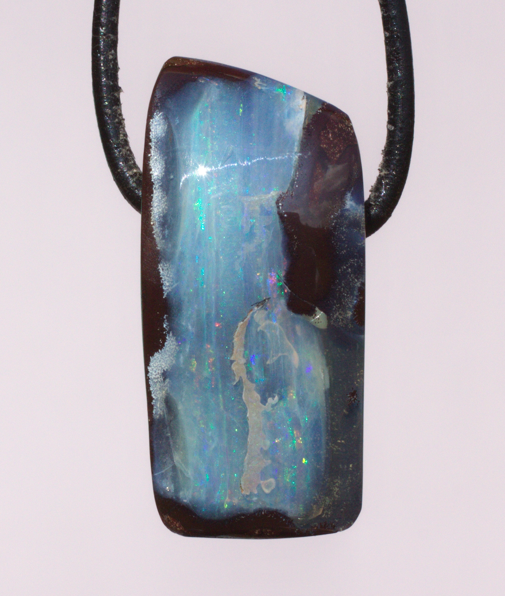 Blauer Boulderopal, seitlich gebohrt mit Lederband 
