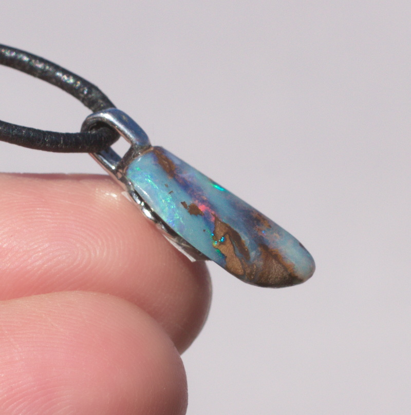 Boulderopal, mit Anhängeröse versilbert,  und Lederband