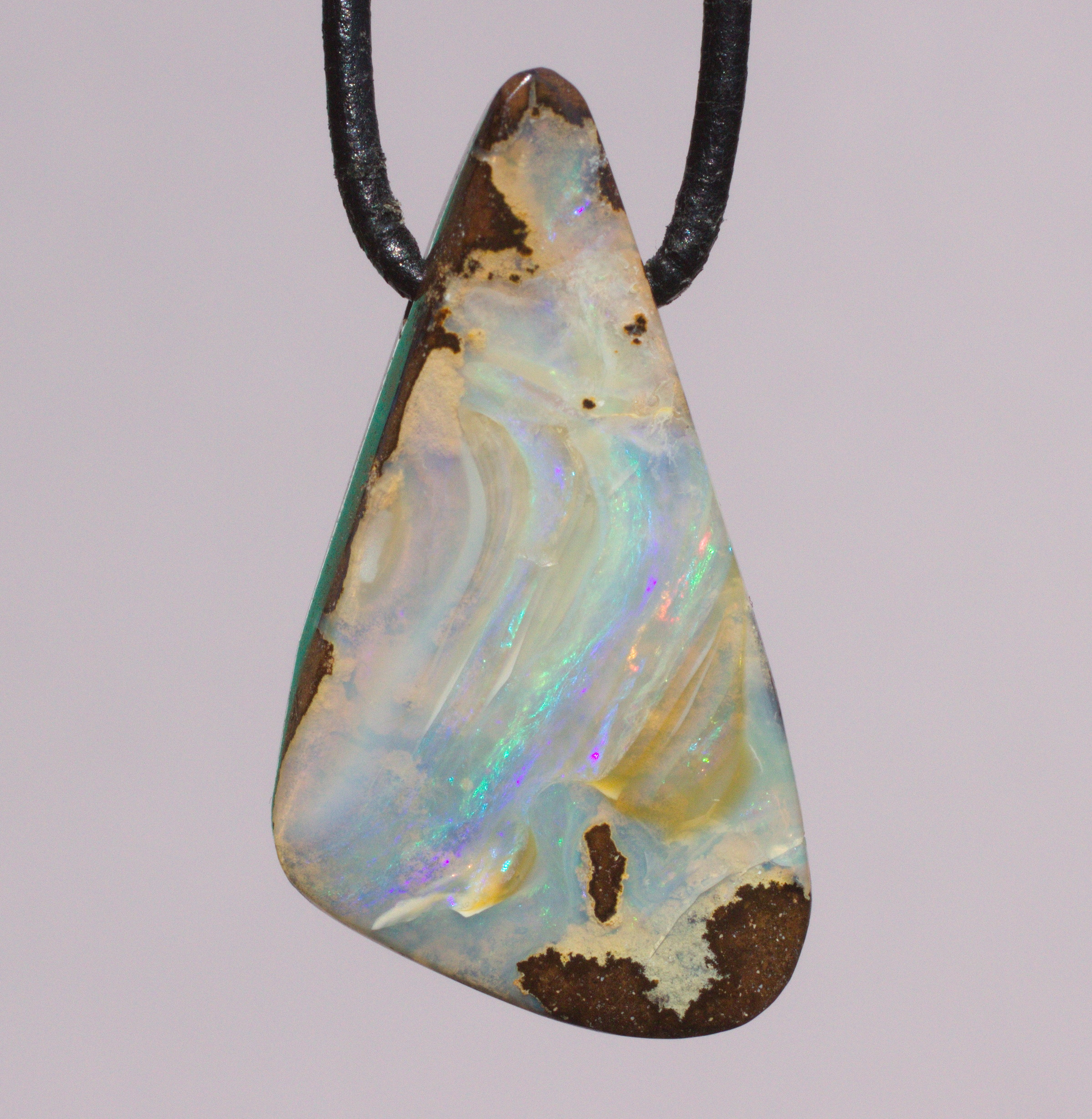 Grünlicher Boulderopal,  in Freeform geschliffen, seitlich gebohrt mit Lederband   