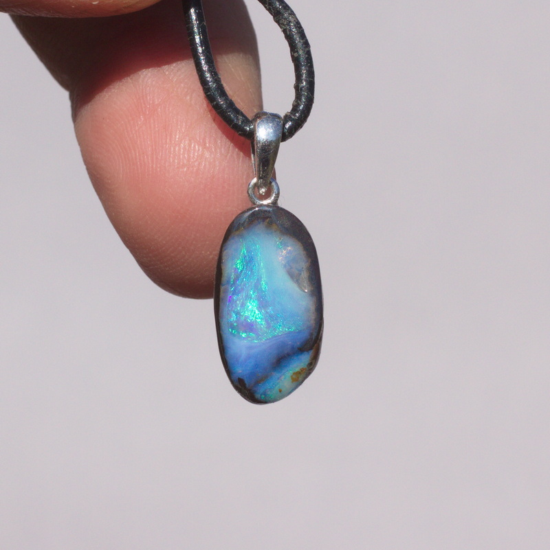 Kleiner blauer  Boulderopal, mit Anhängeröse aus Silber und Lederband 