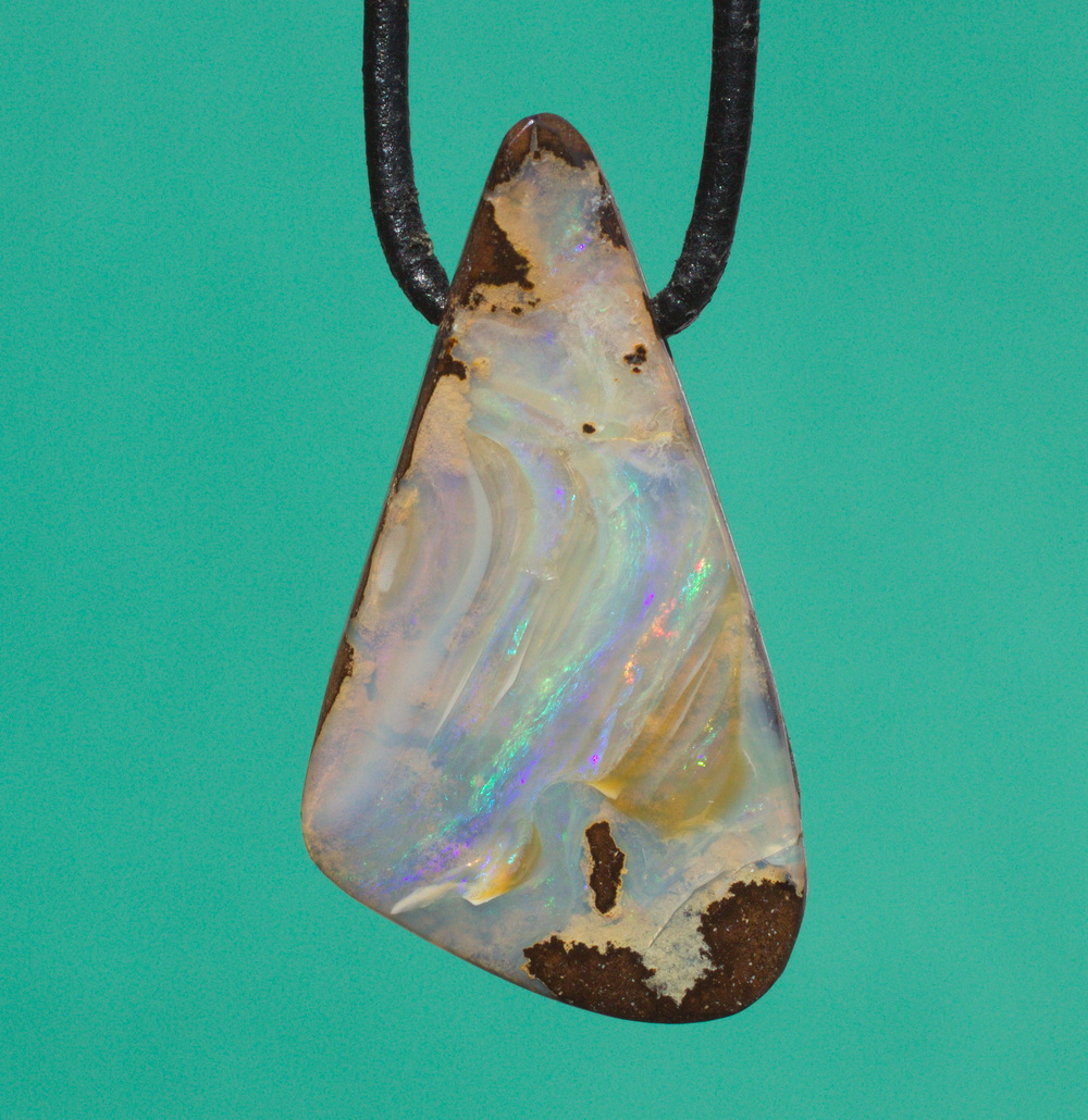 Grünlicher Boulderopal,  in Freeform geschliffen, seitlich gebohrt mit Lederband   