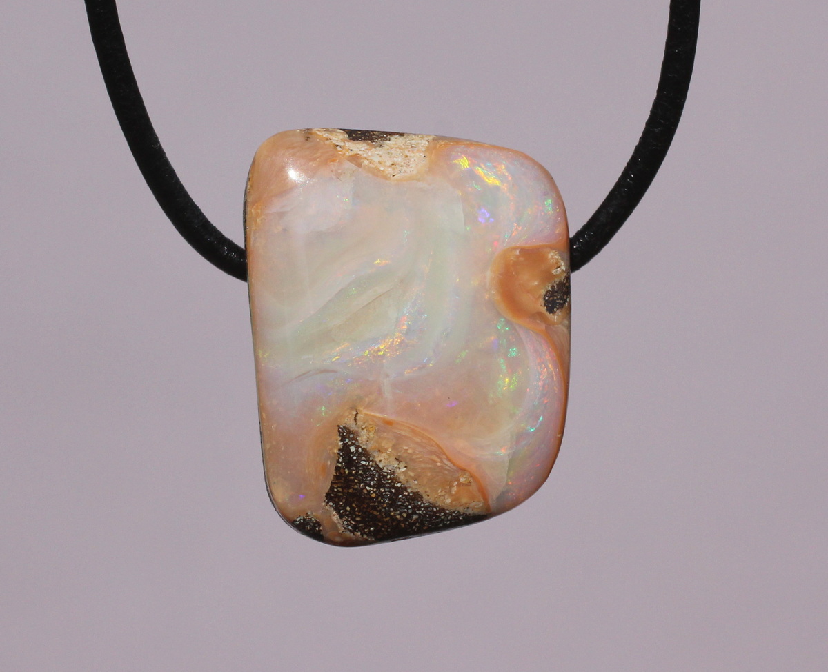 Bernsteinfarbener Boulderopal, seitlich gebohrt mit Lederband  