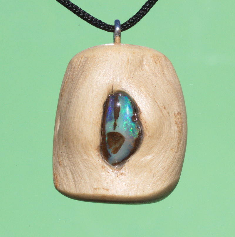 Baumperle vom Efeu mit einem Opal mit grüner Ader