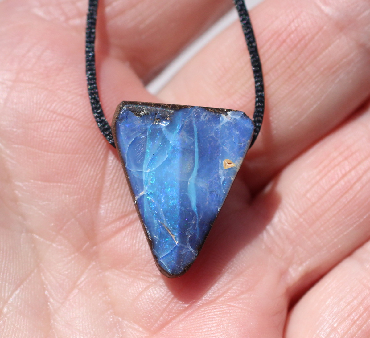 Blauer Boulderopal, seitlich gebohrt mit Lederband 