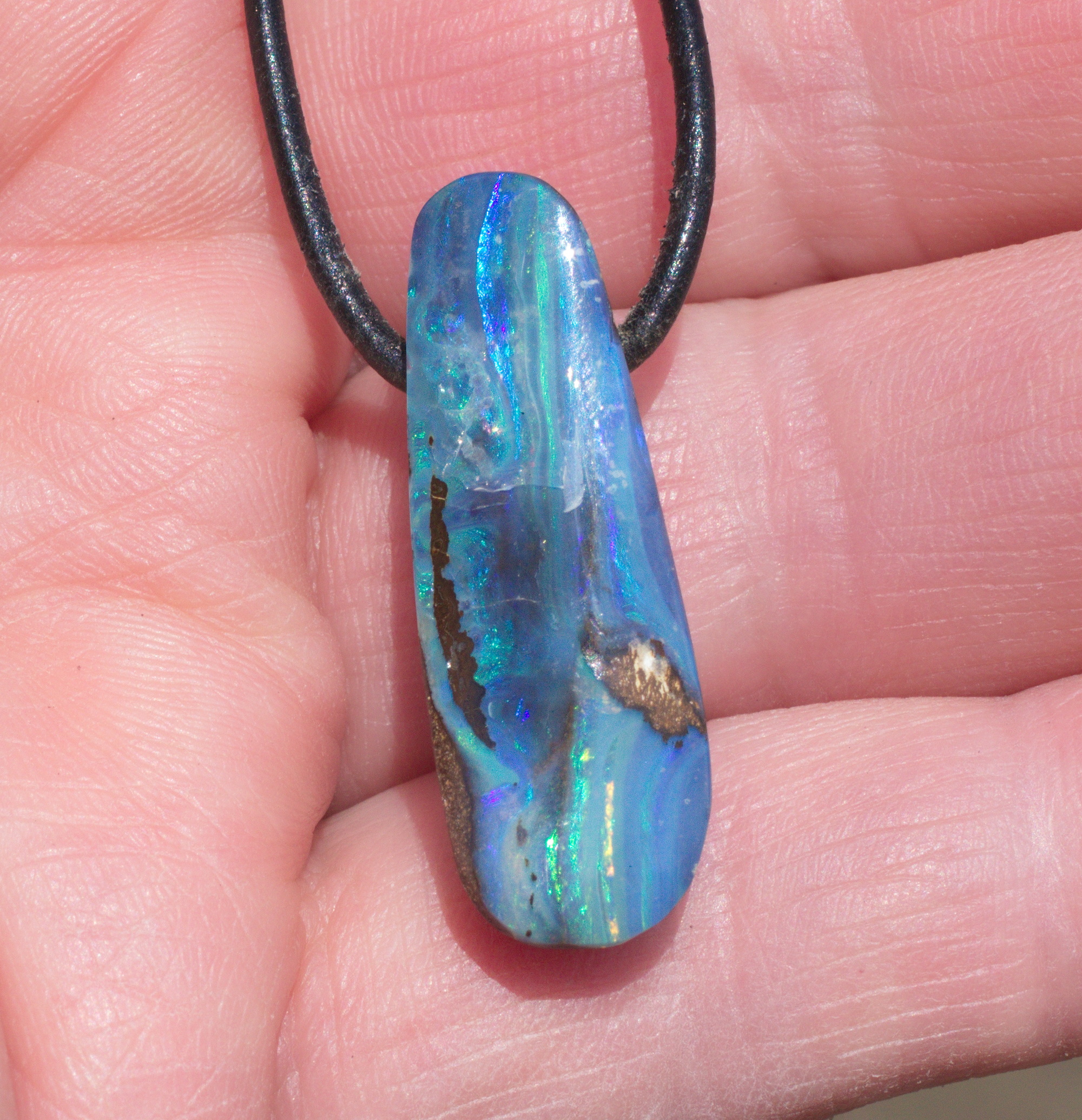 Blauer Boulderopal, seitlich gebohrt mit Lederband 