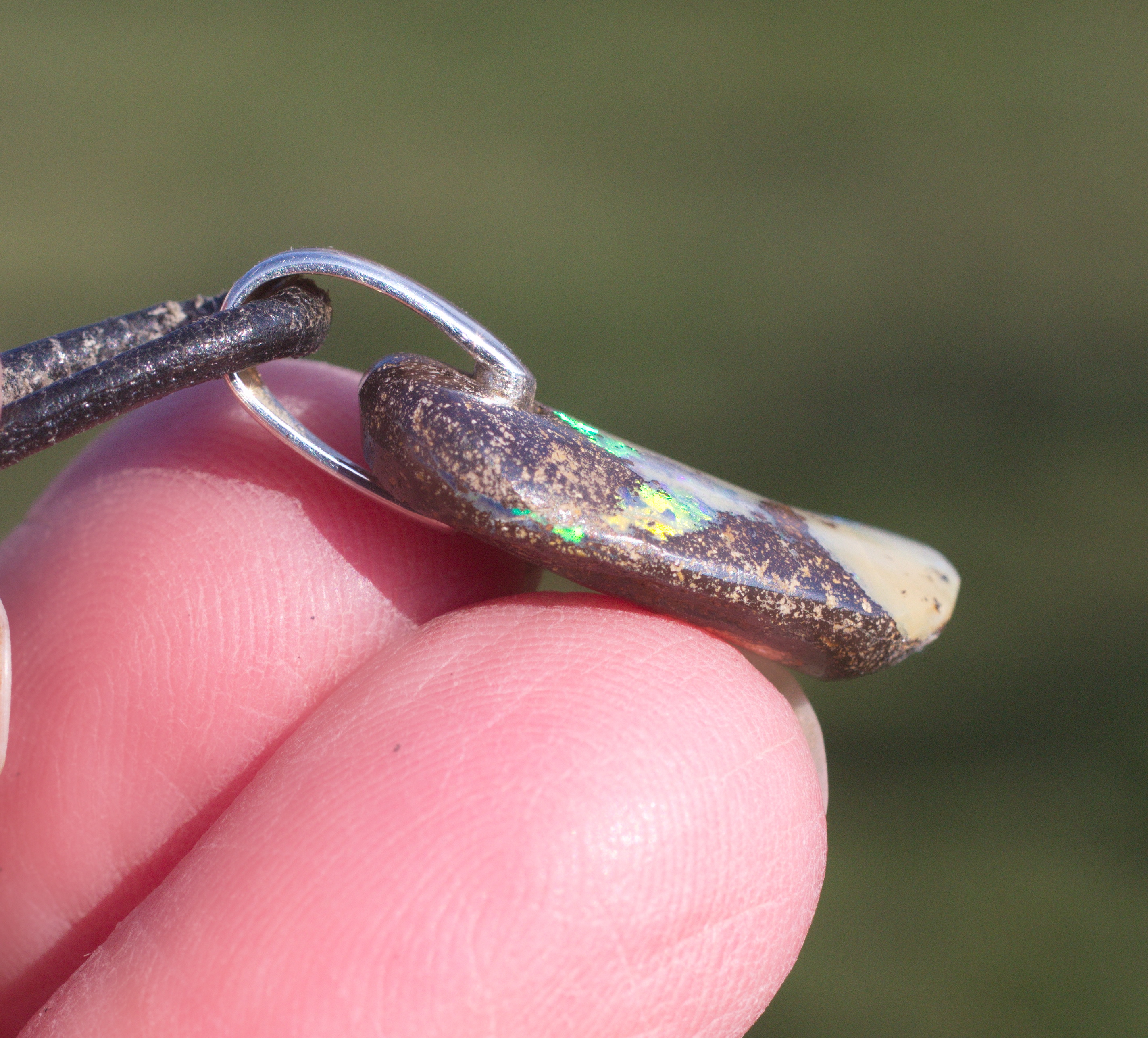 Kleiner Boulderopal-Anhänger, frontal gebohrt mit Lederband                        