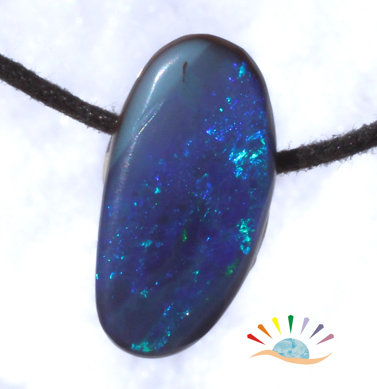 Blauer Boulderopal, seitlich gebohrt mit Lederband 