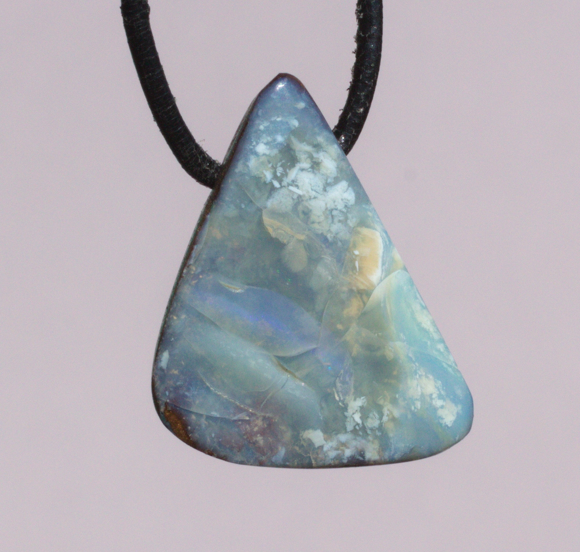 Hellblauer Boulderopal, seitlich gebohrt mit Lederband 