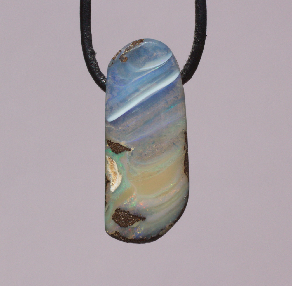 Länglicher  Boulderopal, seitlich gebohrt mit Lederband 