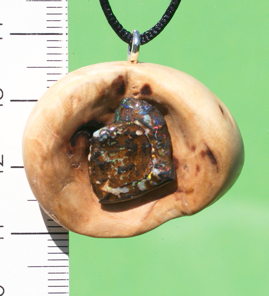 Baumperle vom Apfelbaum mit einem naturbelassenem Opal Baumperle vom Apfelbaum mit einem naturbelassenem Opal