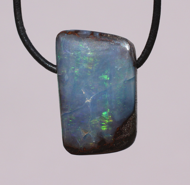 Blaugrüner Boulderopal, seitlich gebohrt mit Lederband 